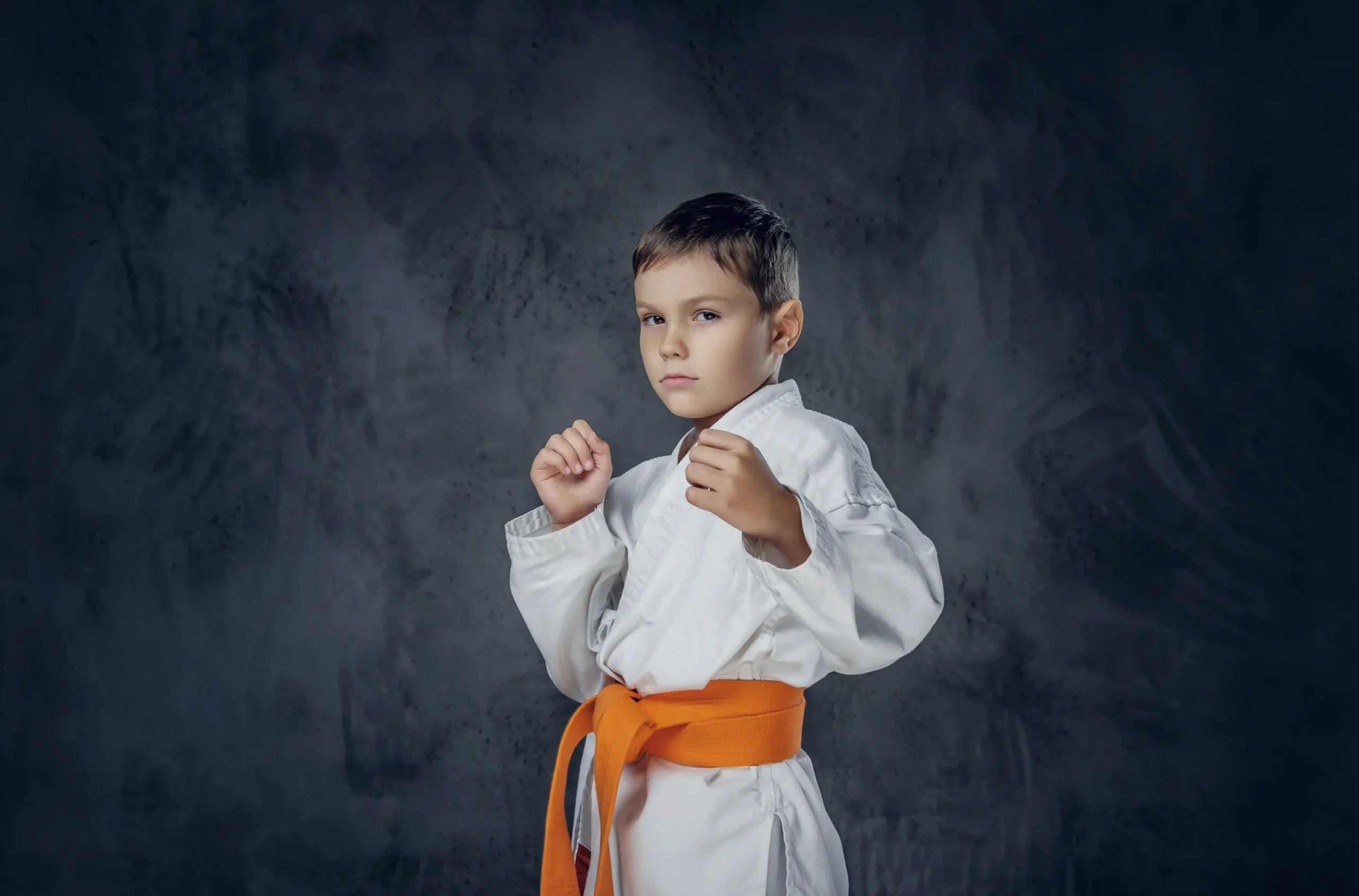 Judoschüler in einer typischen Kampfhaltung